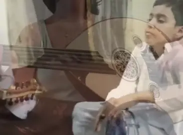 يا عازف العود.. وش بقى لك من نشيد؟ كل وتر في يدك يصرخ من وجع. تنقر بأصابعك حزنٍ ما له حدود، وتبكي الدموع على صدر الخشب. صوتك ما هو غناء.. صوتك شهيد، يذوب الحنين، ويشكي منك التعب. كل نغمةٍ منك تفضح قلبٍ وحيد، مسجون بين الوتر.. ما يلقى الهرب. يا عازف العود.. من يسمعك يفيد؟ لو كل صوتك للعناوين انسحب. صرت تكتب الآهات، ليلٍ من جديد، وتسهر مع الجرح، والجرح ما انكتب. وتظل وحيد.. والعود شاهد وشهيد، إنك عزفت الحزن، ولا يومٍ طرب. :(#درباوي_حزين #المضيوم #اكسبلورexplore #لايك__explore___ #fppppppppppppppppppp 
