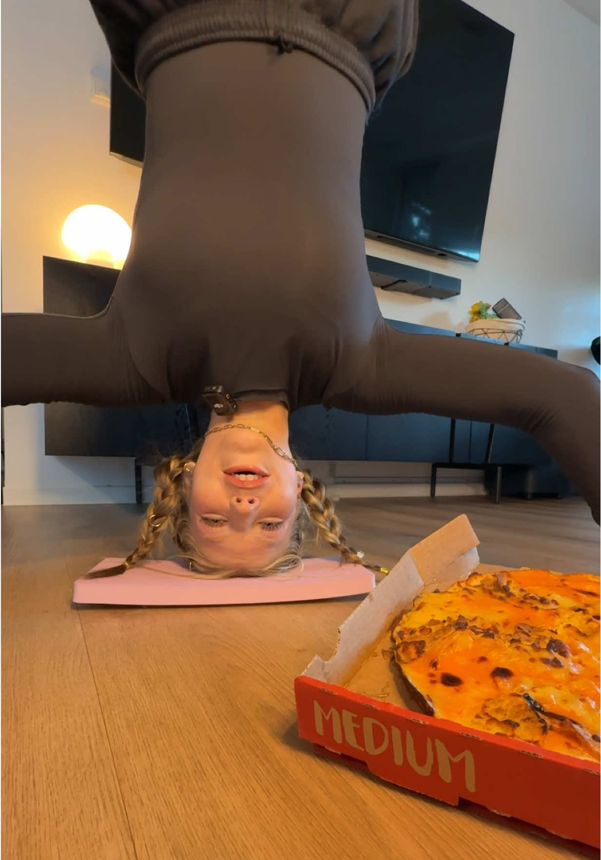 Werbung - Gönnt euch die Cheesy Nacho & Gewinnt ein dickes Heimkino-System: bit.ly/dominoskino @Domino's Deutschland 🍕#dominosdeutschland #fibii #cheesynachopizza