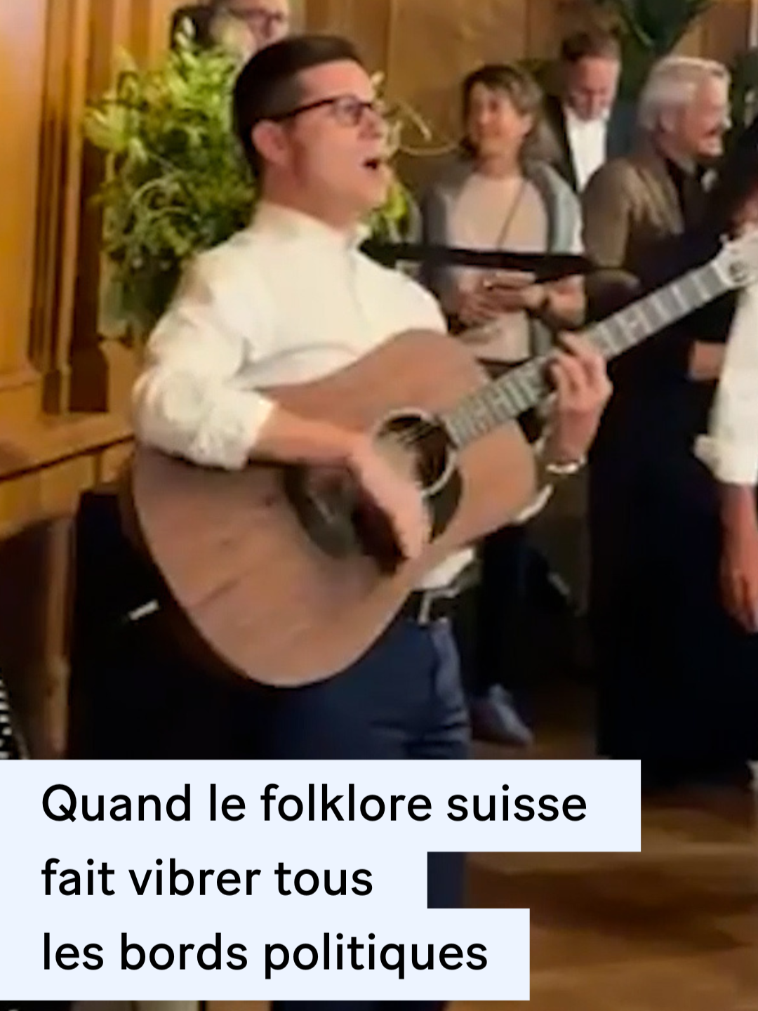 🇨🇭🎤  Au Palais fédéral à Berne, parlementaires de toutes tendances ont mis de côté leurs débats pour chanter ensemble le classique suisse «Vogellisi».