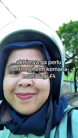 Naik ojek online itu opsi paling menguntungkan sih buat aku, karena aku ga perlu cape-cape nyalip mobil di kemacetan. Tapi sedihnya tuh ga jarang dapet helm yg baunya mengganggu. Untungnya sekarang aku udah nemuin solusi buat helm bau!!!! Jadi ini deodorizer spray gitu, bahan dasarnya tawas dan non alkohol,terus praktis banget karena tinggal disemprot dan tunggu beberapa detik aja 🥰 Ukurannya travel friendly banget dan ternyata bisa juga dipake buat semprot tas dan lemari 🥰🥰 Awwww happy banget deh nemu produk giniann 🫶🏻🫶🏻 #msic #parfumhelm #deodorizer #janegituajasih 