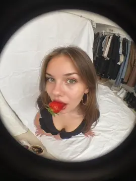 hello🙃🍓#fyp #viral #trendi #strawberrygirl #aesthetic #artsy 