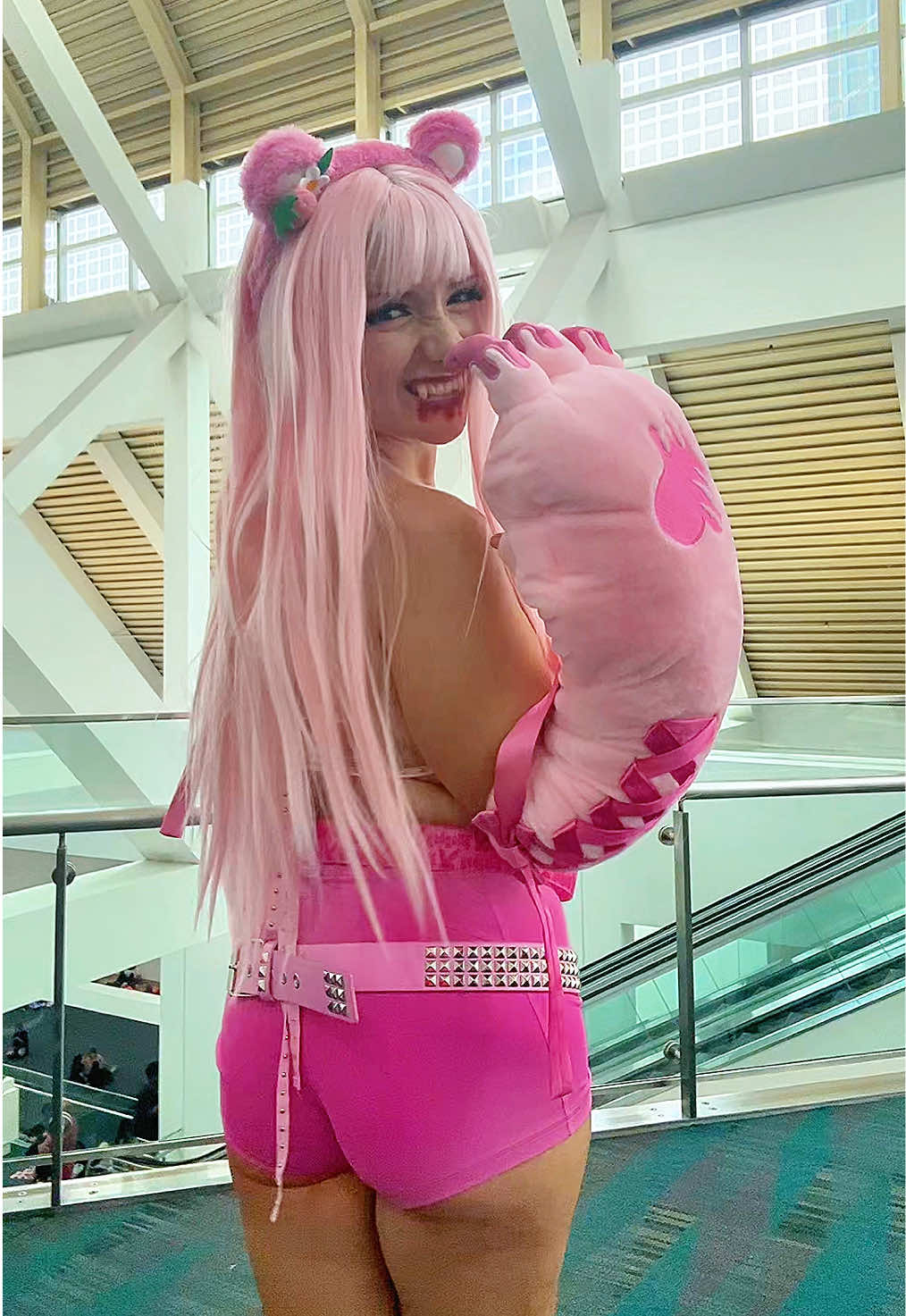day 2 with gloomy bear 🩷🩸 #gloomybear #cosplay #lacc #comiccon2025 
