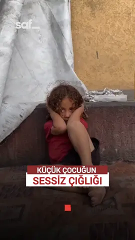 Bombaların uğultusu altında küçük bir çocuk, kulaklarını sıkıca kapatıyor… Savaşı susturmak ister gibi titriyor, sessizliği ise duyulmayan bir çığlığa dönüşüyor. #gazze #filistin #sondakika  #haber  #safpost #filistinpost 