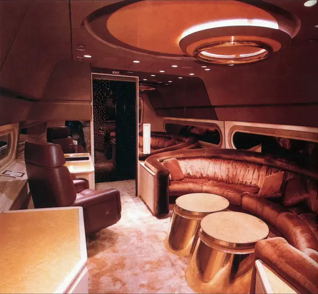 في منتصف الثمانينات، رجل الأعمال السعودي عدنان خاشقجي امتلك طيارة خاصة اسمها ستارشيپ Starship، واللي كانت شي يفوق الخيال. التصميم الداخلي سوّته شركة Michael Reese & Company, Inc. سنة 1985، والنتيجة كانت شي كأنك دخلت لوكيشن من مسلسل Star Trek مو طيارة المقصورة مليانة ألوان مستقبلية، إنارة خافتة مع لمعات نيون، وأثاث منحوت بأشكال غير مألوفة. الجدران، الأرضيات، وحتى توزيع الجلسات مصمم بطريقة تعكس رفاهية مفرطة وجرأة معمارية ما تشبه أي طيارة خاصة ثانية.