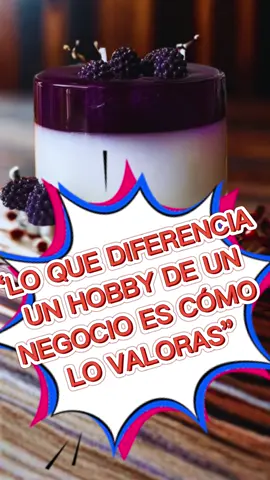 “Lo que diferencia un hobby de un negocio es cómo lo valoras 💡. Mira cómo elaboramos esta vela 🕯️: cada detalle cuenta, desde la proporción de la cera hasta el recipiente elegido. Ajustando la temperatura 🌡️, el tipo de cera y cuidando cada paso, el resultado cambia por completo ✨. Si dominas estos detalles, no solo tendrás piezas decorativas, tendrás productos que se venden y generan ingresos reales 💰. Aquí te dejo la receta 👇 📝 Ingredientes: -150 g de cera de soya -100 g de cera en gel -Fragancia de mora 🍇 -Colorante morado 🎨 -Vaso de cristal 🥂 -Mecha 🪵 -Molde pequeño en forma de mora 🍇 ⚒️ Preparación: 1️⃣ Derrite la cera de soya entre 65-75°C. 2️⃣ Derrite la cera en gel entre 85-95°C. 3️⃣ Añade fragancia de mora en ambas mezclas y revuelve. 4️⃣ Prepara tu vaso con la mecha y el molde de moras. 5️⃣ Vierte la cera de soya en el vaso y deja solidificar 30-40 min. 6️⃣ Añade colorante morado a la cera en gel y vierte en moldes de mora. 7️⃣ Desmolda y usa las moritas para decorar el vaso. 8️⃣ Rellena con el resto de la cera en gel hasta cubrir. ✨ El resultado: una vela decorada con moras que luce única y lista para vender. 📩 Escríbenos por privado si quieres capacitarte más a fondo. Comenta si alguna vez intentaste hacer una vela similar, guarda este video y síguenos 🔔.” #soapmakingtiktok  #jabonescaseros  #jabonesdecorativos  #jabonesartesanales  #jabonesdeglicerina  #hechoamano  #velasartesanales  #velasaromaticas  #jaboneshechosamano  #soapaddict  #artesania #hechoconamor  #emprendeconjabones