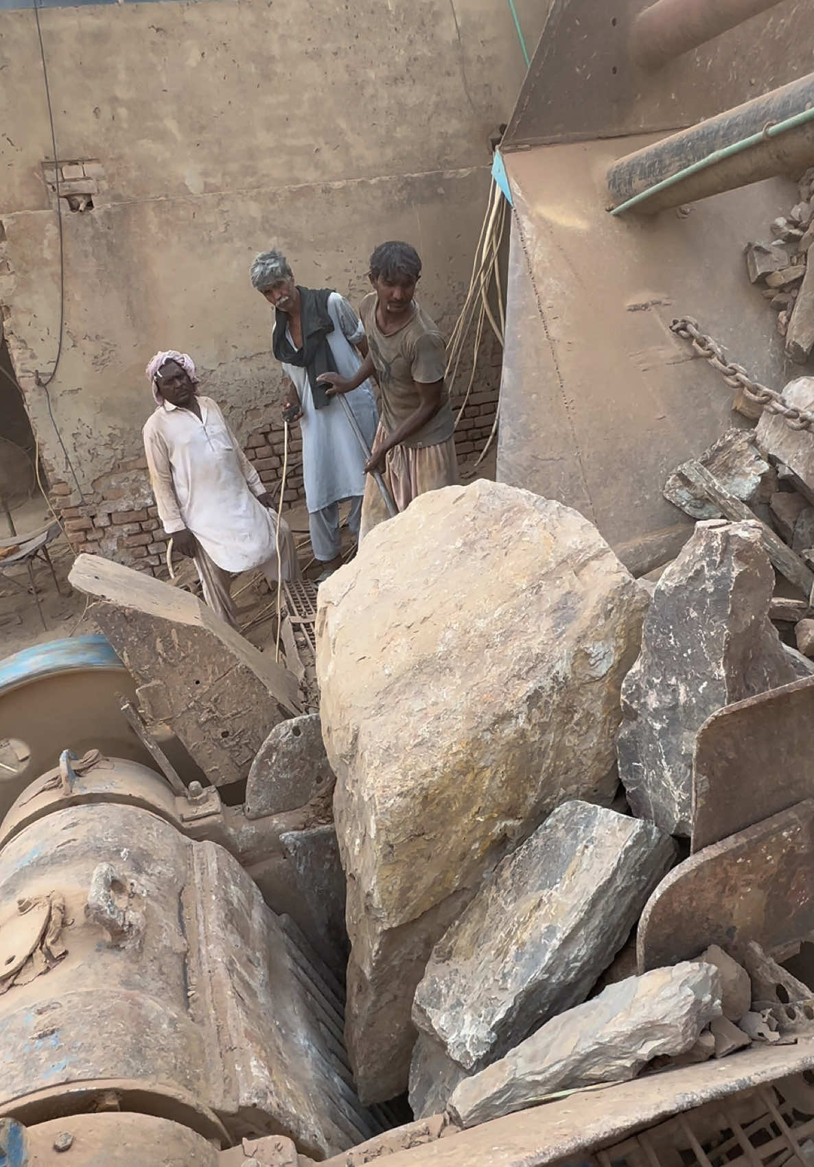 #CrushingKing #StoneCrushing #RockCrushing #HeavyMachinery #ViralVideo 