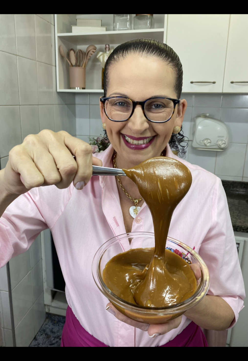 DOCE DE LEITE CASEIRO - SÓ 3 INGREDIENTES - SUPER CREMOSÃO INGREDIENTES ½ xícara (chá) de açúcar 90 gramas 2 colheres (sopa) rasas de manteiga 25 gramas 1 caixinha de leite condensado 395 gramas MODO DE FAZER - Acompanhe o passo a passo no vídeo. Muito Obrigada!