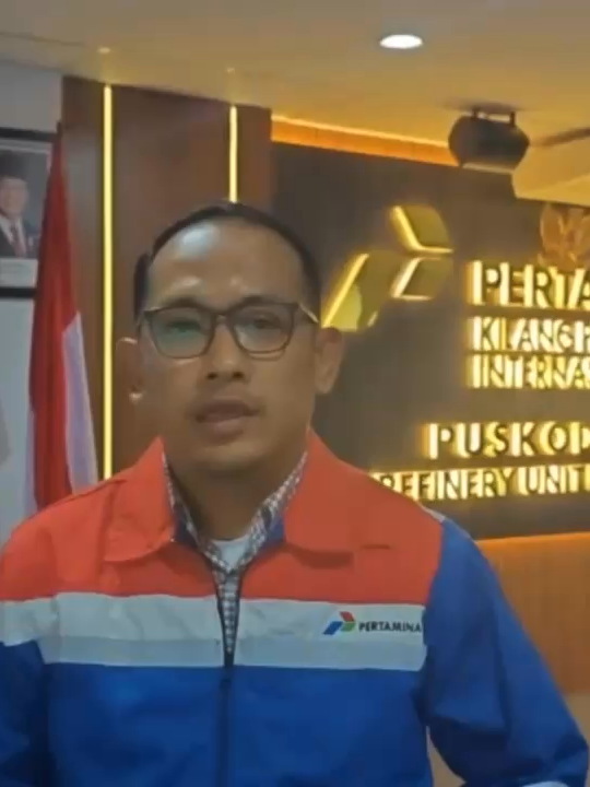 Dumai, 1 Oktober 2025 — Tim tanggap darurat Kilang Pertamina Dumai berhasil mengatasi kejadian di salah satu unit operasional. Berkat gerak cepat dan koordinasi yang solid, situasi kini telah berada dalam kondisi aman dan berhasil terkendali pada pukul 23.20 WIB. Begitu terdeteksi, tim penanggulangan keadaan darurat langsung melakukan langkah-langkah penanganan sesuai prosedur keselamatan. Penanganan dapat dilakukan dalam waktu singkat sehingga tidak meluas ke area lain dan tidak menimbulkan korban jiwa. 