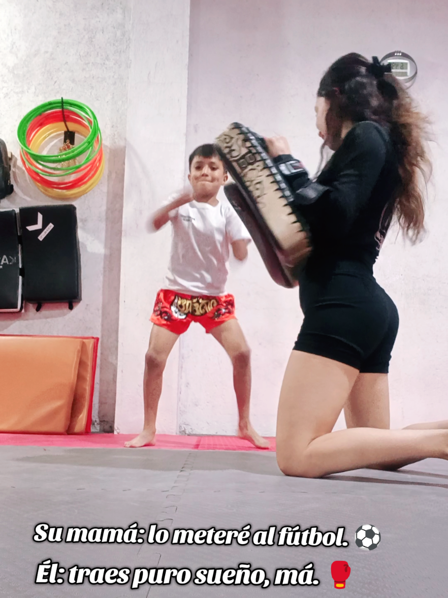 Su mamá: lo meteré al fútbol. ⚽ Él: ...🥊 #muaythai #artesmarciales #contenido #entrenamiento #kickboxing 