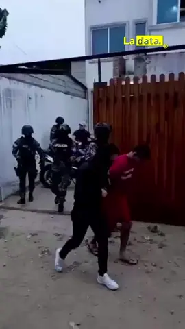 #Tendencia Jhon Reimberg al frente del ministerio del interior captura a responsables de s!c@r!@t0 en Santa Elena.  Tras el brutal as3s!n@t0 de Efrén Baudilio Rodríguez Domínguez, ocurrido el 27 de septiembre en la comuna Valdivia, la Policía Nacional ejecutó un operativo exitoso en Cadeate, Santa Elena. Allí fueron capturados dos ciudadanos venezolanos, Wilder José S. y Jackson José R. P., uno de ellos señalado como individuo de interés penal relevante. Los detenidos fueron puestos a órdenes de la justicia para garantizar el debido proceso. El ministro del Interior, John Reimberg, resaltó la rapidez y efectividad de la Policía, asegurando que el Gobierno del presidente Daniel Noboa no permitirá impunidad ni espacio para el crimen, protegiendo la seguridad de todos los ciudadanos. @ladataec 👈 #ladata #TendenciaPolítica #Valdivia #SantaElena 