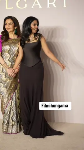 Age❤️. . . #priyankachopra #nitaambani #ishaambani #filmihungama 