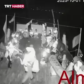 Küresel Kararlılık Filosu'nda saldırı alarmı. Filonun öncü gemisi Alma'daki aktivistler can yeleklerini giyerek güvertede toplandı. Soykırımcı İsrail askerlerinin saldırıya hazırlandığı gemiden sinyal alınamıyor. #GlobalMovementToGaza #GlobalSumudFlotilla #BreakTheSiege #globalsumudflotilla #BrealtheSiege 