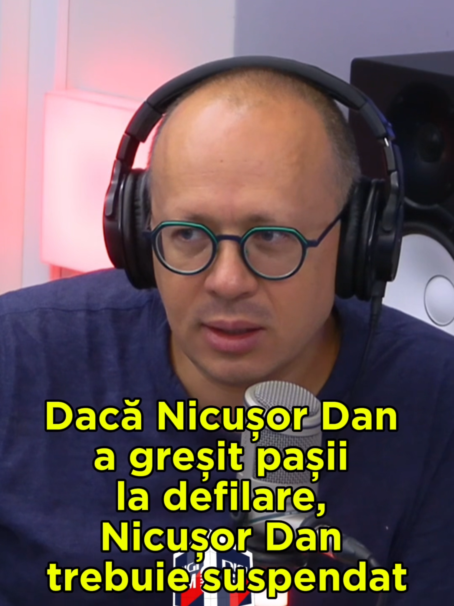 A luat foc azi lumea („suveranistă”) că Nicușor Dan a greșit pașii la nu știu ce ceremonial. Asta ar fi o dovadă clară că nu e potrivit să fie președinte. În plus, nici nu stă costumul pe el cum stă pe Iohannis sau pe Georgescu. Eu zic că e un motiv suficient de suspendare, să mergem la anticipate și la turul doi ânapoi! A trecut însă neobservată știrea că Administrația Prezidențială și-a redus bugetul cu 17,5 milioane de lei la rectificare. Pur și simplu Nicușor Dan a considerat că nu are nevoie de un protocol atât de scump precum predecesorul său. De amintit că doar deplasările în străinătate ale lui Iohannis în 2024 au costat 28 de milioane de lei, bani dați cu generozitate din pixul lui Ciolacu, în timp ce gaura bugetară se făcea tot mai mare. - la matinalul @digifmradio cu @oana.zamfir și @acelasivlad  #fyp #foryoupagе #radio #digifm♥️ #florinnegrutiu #romania