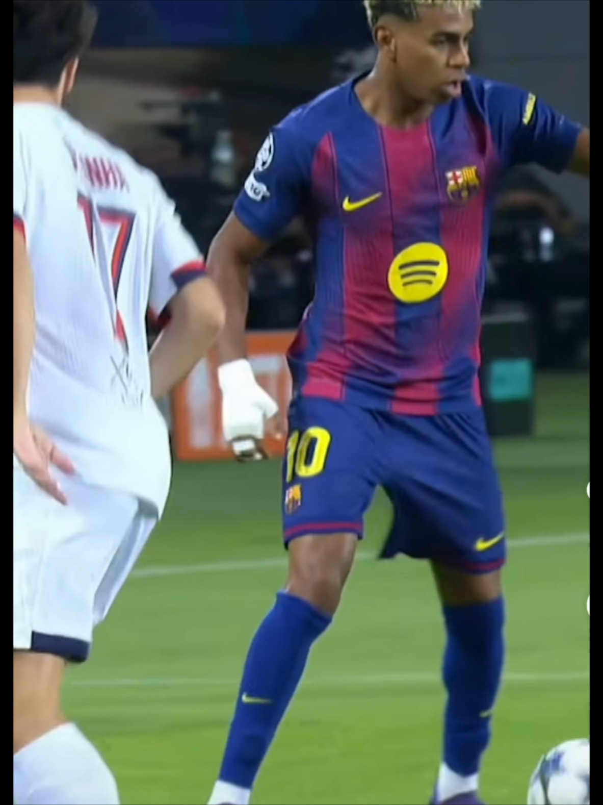um minuto de jogo , o Yamal já fez isso . #futebol  #barcelona  #championsleague  #lamineyamal 