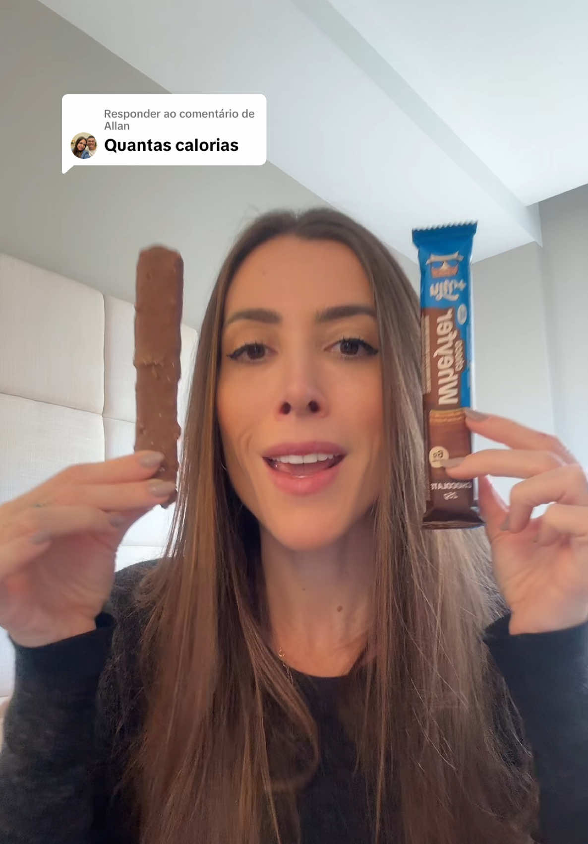 Respondendo a @Allan O Chocowheyfer da +Mu é uma barrinha proteica e crocante, feita com Whey e wafer, sem adição de açúcar, com 6g de proteína e com recheio de chocolate. 💙 #chocowheyfer #MaisMu  