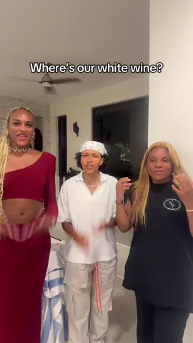 🥂🤏🏾 @Paige Bueckers @Carson Roney @Janae Sims @Kallie #fyp #aaliyahedwards #vacay #whitewine #dance 