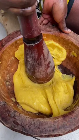 Je vous montre l’astuce utilisée par certaines restauratrices pour avoir un Foutou toujours jaune Mais faudrait s’assurer d’avoir la bonne qualité d’huile 🙏🏽