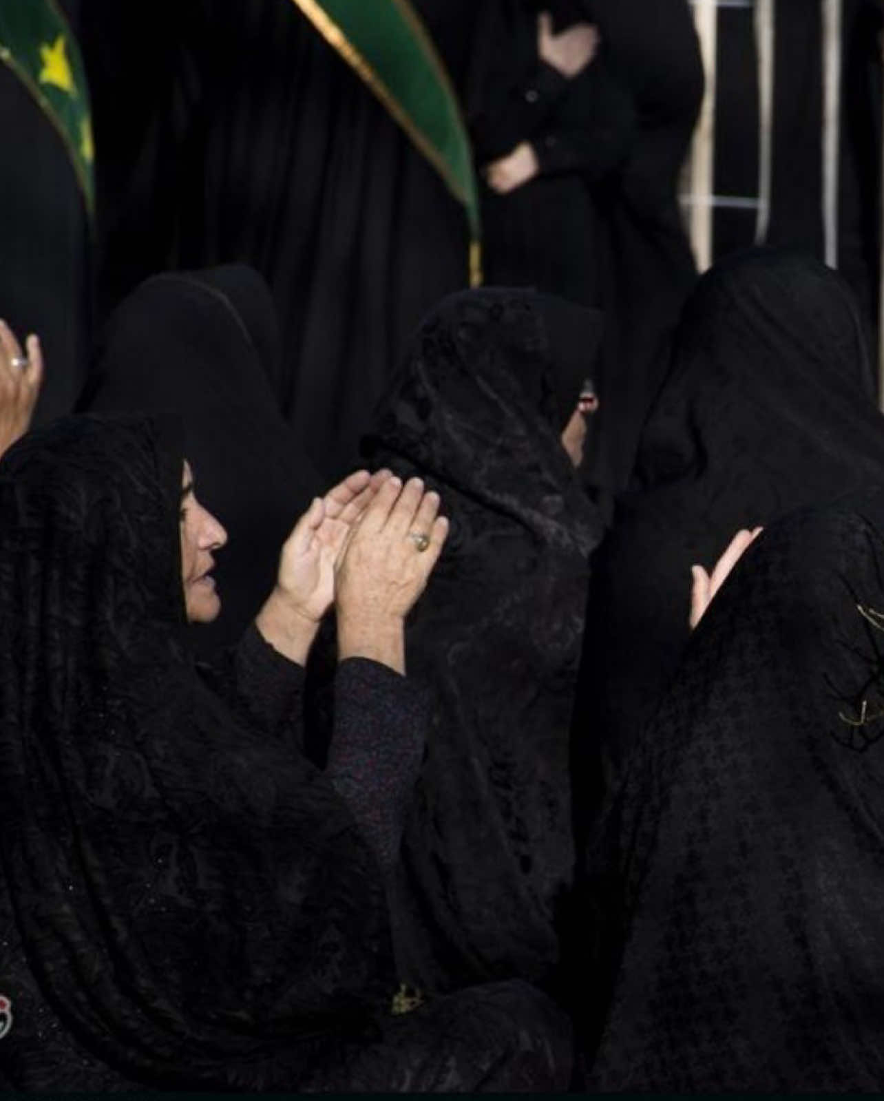 #كولات  شالت و المحنه شالت وياها ✺✹✺ـــــــــــــ✽✾✽ـــــــــــــ✺✹✺ مضيعة أمي وين الكاها ✺✹✺ـــــــــــــ✽✾✽ـــــــــــــ✺✹✺ حبابة النسوان يالحبابـه تستاهل المشهد تنام ءبابـه  تستاهل المشهد وباب الكوفـه  وبيض العرض بيزارها ملفوفه  ✺✹✺ـــــــــــــ✽✾✽ـــــــــــــ✺✹✺ ضعن الحِبايب شَال ماهّي ءبشارَه ✺✹✺ـــــــــــــ✽✾✽ـــــــــــــ✺✹✺ عينچ عين نيبه وكاطعة شلـوه خربتي الچتاف ام ركبت الحلـوه  فانوسچ يخيه نايم بهـدوه  شذر بزناد وساط الوضيحيه ✺✹✺ـــــــــــــ✽✾✽ـــــــــــــ✺✹✺ #fyp #حزين #trending #like_follow 