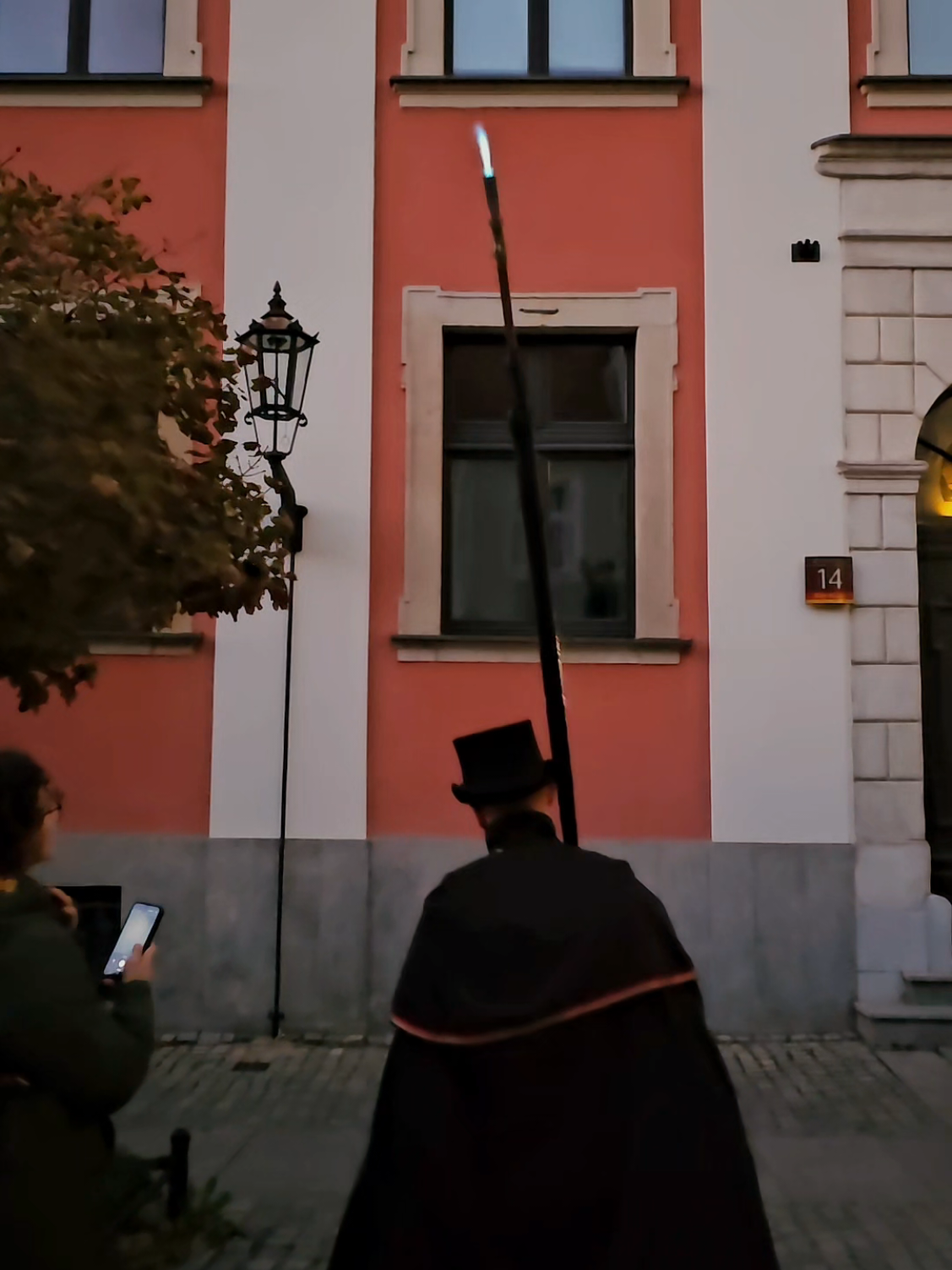 Wrocław (Breslavia), Polonia. Único lugar de Europa donde cada noche,un farorelo,vestido de epoca,enciende mas de 100 farolas con gas. Tradición o costumbre desde 1846. #wroclaw #breslavia #polonia #parati
