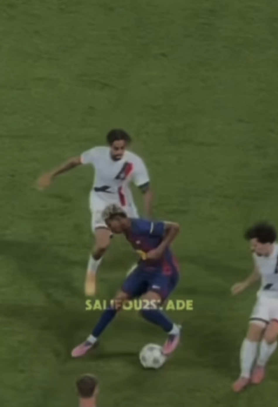 Yamal 1vs 3 today😮‍💨//nuno Mendez 💀#lamineyamal #skills#highlights #psgvsbarca #championsleague @Salifou2stade 📸