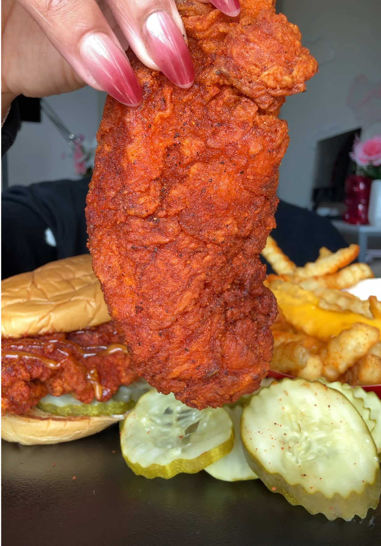 Dave’s hot chicken ❤️ the chicken tenders with the pickles and honey is the perfect combination of flavors 🔥 #daveshotchicken #friedchicken #mukbang #eating #asmrfood 