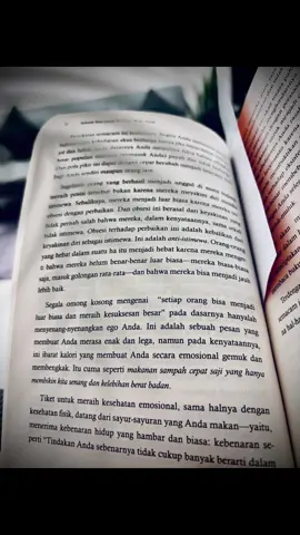 “jangan habisi energi untuk memberi makan ego anda” 1. Makna Dasar Kalimat ini mengandung pesan untuk tidak menguras tenaga, waktu, maupun pikiran hanya demi membesarkan atau memuaskan ego pribadi. Ego dalam hal ini bisa diartikan sebagai keinginan untuk diakui, dipuji, merasa lebih hebat, atau sekadar membuktikan sesuatu kepada orang lain agar harga diri terlihat tinggi. Energi yang kita punya terbatas — baik fisik, mental, maupun emosional. Bila energi itu dipakai untuk memberi makan ego (misalnya dengan berusaha selalu menang, pamer, mencari validasi terus-menerus), hasil akhirnya biasanya hanya kepuasan sesaat, tapi tidak membawa manfaat jangka panjang. 2. Dimensi Filosofis Ego sebagai ilusi: Dalam filsafat Timur (Buddhisme, Hindu, dan sufisme Islam), ego dianggap sebagai lapisan tipuan yang membuat manusia terikat pada rasa “aku” dan “milikku”. Memberi makan ego berarti menambah tebal tirai yang menutupi jati diri sejati. Ego sebagai penghalang pertumbuhan: Fokus pada ego sering membuat orang sulit berkembang karena sibuk mempertahankan citra diri, bukan membangun kualitas nyata. 3. Dimensi Psikologis Ego sering mendorong perilaku kompetitif yang tidak sehat: selalu ingin dibandingkan, tidak mau kalah, mudah tersinggung. Ketika energi habis untuk ego, kita cenderung mengalami stress, burnout, bahkan hubungan sosial yang retak, karena tidak semua orang bisa memenuhi ekspektasi ego kita. Psikologi modern menekankan pentingnya self-awareness (kesadaran diri) dan emotional intelligence untuk mengendalikan ego agar tidak jadi sumber konflik batin. 4. Dimensi Praktis Kehidupan Contoh konkret bagaimana seseorang “menghabiskan energi untuk ego”: Terus berdebat panjang di media sosial hanya untuk terlihat pintar. Membeli barang mahal hanya untuk pamer, bukan karena kebutuhan. Menolak nasihat atau kritik karena takut terlihat salah. Mengejar jabatan atau pengakuan hanya demi gengsi, bukan panggilan hati. Padahal energi itu bisa dipakai untuk: Belajar skill baru, memperbaiki diri. Membangun relasi yang sehat. Menyelesaikan pekerjaan secara efisien. Menemukan kebahagiaan yang lebih mendalam dan tenang. 5. Pesan Inti 👉 Kalimat ini sejatinya mengingatkan: Gunakan energi untuk pertumbuhan, bukan untuk pertunjukan. Lebih penting menjadi bernilai, daripada terlihat berharga. Ketenangan batin lebih berdaya guna daripada kemenangan ego.