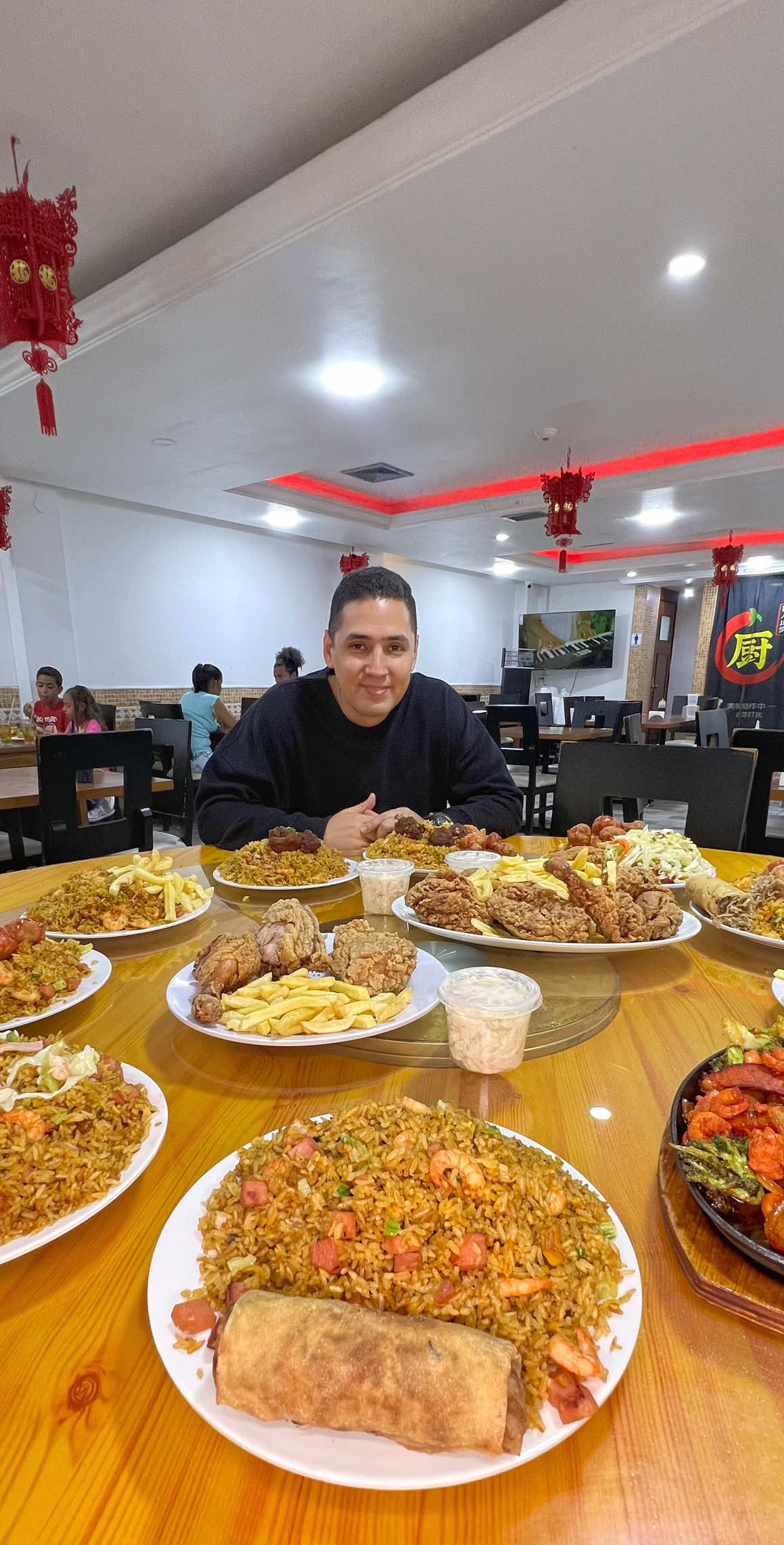 Ellos son @CHINITOFOODS y están en Sabana Grande. Av. Solano con calle Santos Ermily. Ubícate en el bulevar de Sabana Grande a la altura del Banco de Venezuela, en esa calle subes como si fueras a la Solano.  Tienen muchísimos combos, tanto de arroz chino como de pollo a la broaster. Y tienen buenos precios considerando las cantidades que sirven! Cuentan con servicio delivery! #venezuela #caracas #mifotoneta #quecomerencaracas #arrozchino