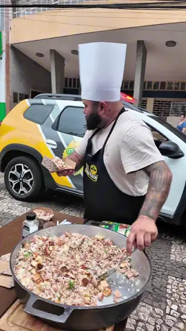 COZINHA LIVRE – EPISÓDIO 35 🫘🔥🌿 Hoje o cheiro tomou conta da rua com um prato que é pura tradição: baião de dois! Usei o arroz e o feijão da @arrozfolhaverde e preparei uma receita especial, cheia de sabor e memória. Foi simples, foi verdadeiro e foi daquele jeito que conecta a gente com a essência da comida de verdade. Mais um episódio mostrando que, quando a panela esquenta, a rua vira cozinha! #CozinhaLivre #baiaodedois #pedrodochurrasco 