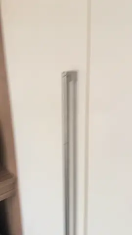 Nici bine nu ne-am instalat și uite ce găsesc în casă! “Pe patul meu și pe muzica mea”  #🤣🤣🤣 #fyp #intruder #fortareatachirilor @Smiley 