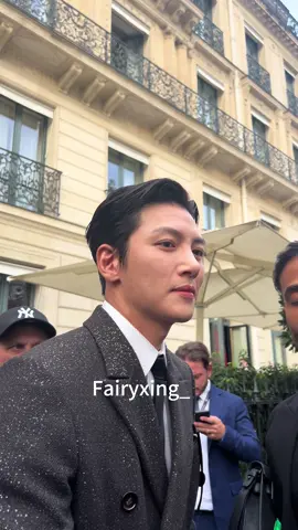 He is so sweet and take pictures with fans ❤️#jichangwook #지창욱 #paris #parisfashionweek #kdrama 