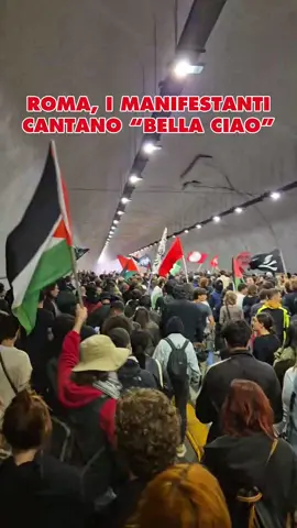 A Roma, quasi 10.000 manifestanti cantano all’unisono “Bella ciao” 📢 