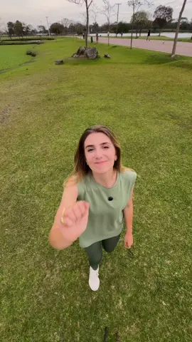 ✨ Vendas abertas ✨  Meu coração tá feliz demais de finalmente dividir isso com vocês: minha primeira garrafa oficial, criada em parceria com a @Galapagos Outdoor  Foram meses de trabalho entre rascunhos e testes, até chegar nesse resultado: uma garrafa que une arte exclusiva + qualidade premium. Porque não bastava ser bonitaaa, ela também precisava ser útil no seu dia a dia.   ✍️710ml de capacidade (do tamanho perfeito pra acompanhar sua rotina) ✍️Parede dupla de aço inox 304 + isolamento a vácuo (tradução: 20h gelada, 12h quentinha) ✍️Tampa à prova de vazamento + base emborrachada (zero estresse no transporte) ✍️Duas formas de beber, em uma só garrafa. Ou seja: é aquela peça que você vai usar sempre e, ao mesmo tempo, carregar uma arte feita com todo meu carinho. E pra deixar ainda mais especial: durante outubro tem 15% OFF com meu cupom exclusivo. É só usar JHENNY no link da bio Corre, porque é edição limitada. Espero que você ame tanto quanto eu, um beijo Publicidade #arte #garrafa #galapagos #artepersonalizada 