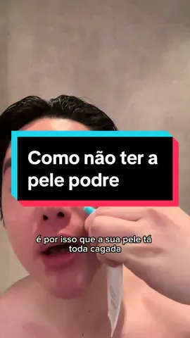 Dormir de maquiagem faz mal porque: 1. Obstrui os poros – pode causar cravos, espinhas e textura irregular. 2. Impede a renovação celular – à noite a pele se regenera; maquiagem bloqueia esse processo. 3. Aumenta o estresse oxidativo – restos de maquiagem acumulam poluentes e radicais livres, acelerando o envelhecimento. 4. Resseca e sensibiliza – maquiagem mal removida pode desequilibrar o pH e a barreira da pele. 5. Afeta a região dos olhos – dormir com máscara ou sombra pode irritar, causar inflamação ou até conjuntivite. Conclusão: limpar a pele à noite é essencial para saúde e aparência a longo prazo. . . #sunbbeauty #skincare #skincarecoreana #dicasdebeleza #beleza 