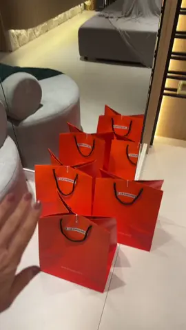 ✨ Estilo hi-low na prática: 👖 Calça de R$68 do TikTok Shop  🍲 Louças Le Creuset dignas de revista - LUXO ,PODER E GLÓRIA .  Porque o luxo também é saber equilibrar! 💁🏼‍♀️