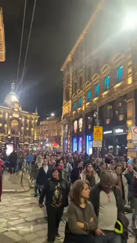 🔴🇵🇸🌍Manifestaciones en la ciudad italiana de Milán en protesta por la agresión de la ocupación contra la Flota de la Resistencia Mundial.