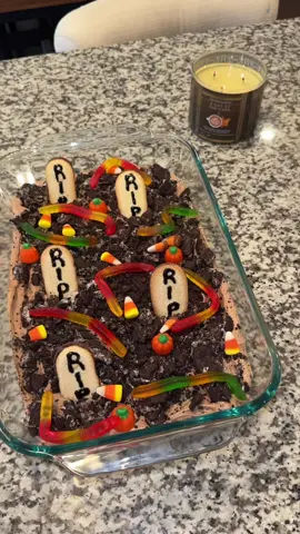 It’s officially October!! Graveyard dessert 🪦 🎃 #halloweenfood #halloweendesserts #dessert #food #halloween 