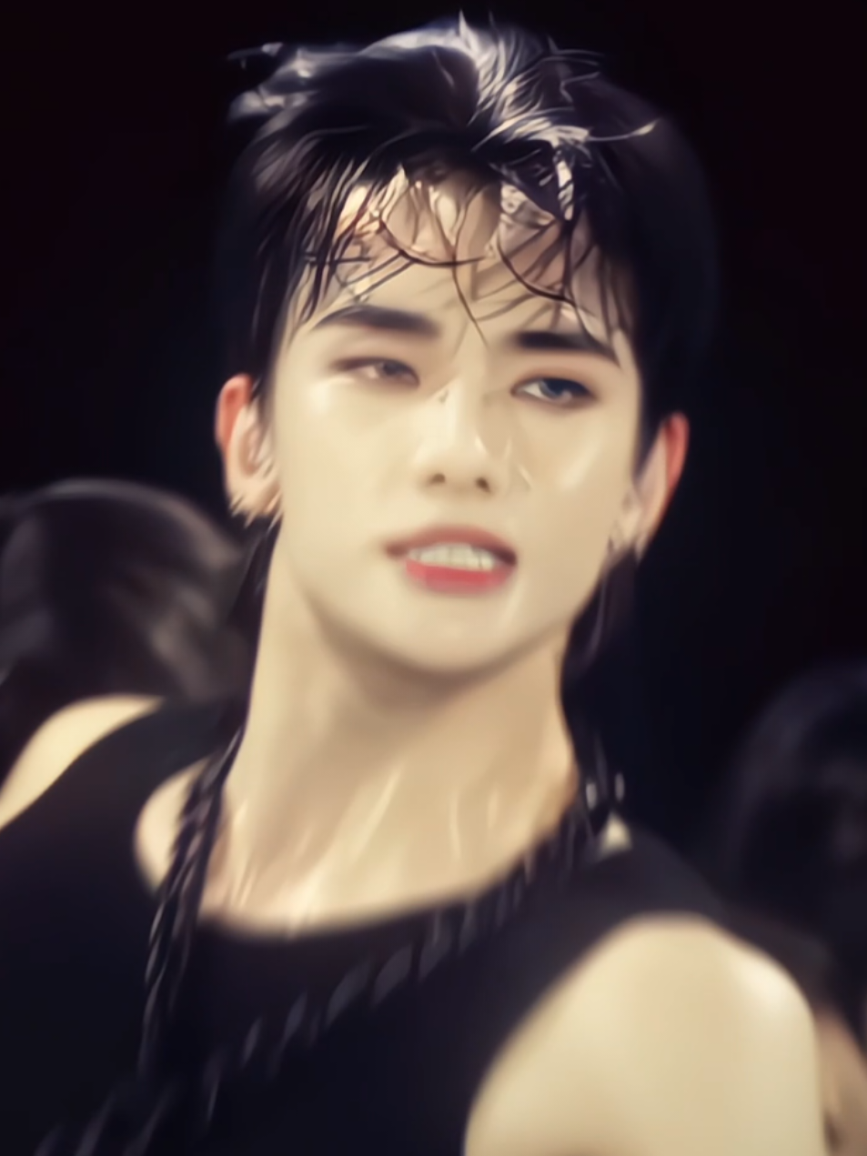 Could someone with a good heart give me editing ideas? I don't know what to edit 😭 . . #hyunjin #hyunjinedit #fyp #stay #suzywix 