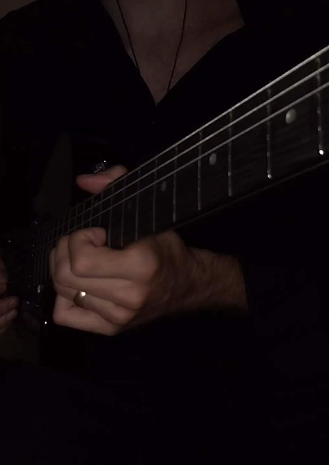 Sweater Weather - The Neighbourhood 🎧  #electricguitar #guitar #guitartok #sweaterweather #theneighbourhood 