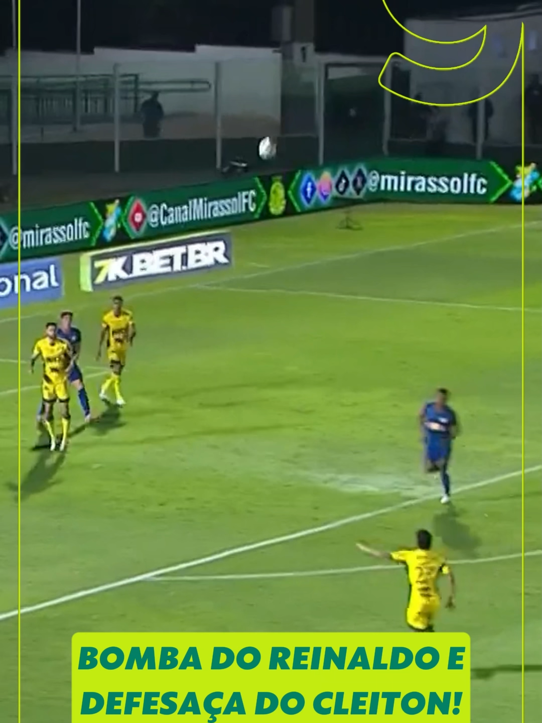 CLEITON!!! Reinaldo recebe na intermediária e manda uma bomba. O goleiro do Bragantino voa nela e espalma para escanteio. Seria um golaço! #bragantino #mirassol #brasileirão #futebol