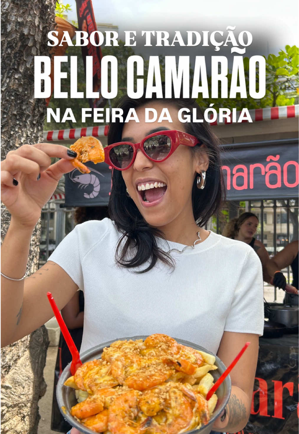 🦐 Se você ama camarão, o @Bello Camarão 🦐 é parada obrigatória na Feira da Glória! Comandado pela Dona Rozana e sua filha, a barraca serve pratos e porções caprichadas, sempre com camarões graúdos, bem temperados e aquele atendimento top que faz a diferença. Do arroz ao estrogonofe, do macarrão ao famoso camarão Philadelphia, cada receita tem sabor único. E ainda rolam mini porções a partir de R$15 e embalagens lacradas pra viagem. 🤩✨ 📍 Todo domingo, na Feira da Glória, dentro da Praça Paris, Barraca 14, lado esquerdo — de 10h às 17h30. #feiradagloria 