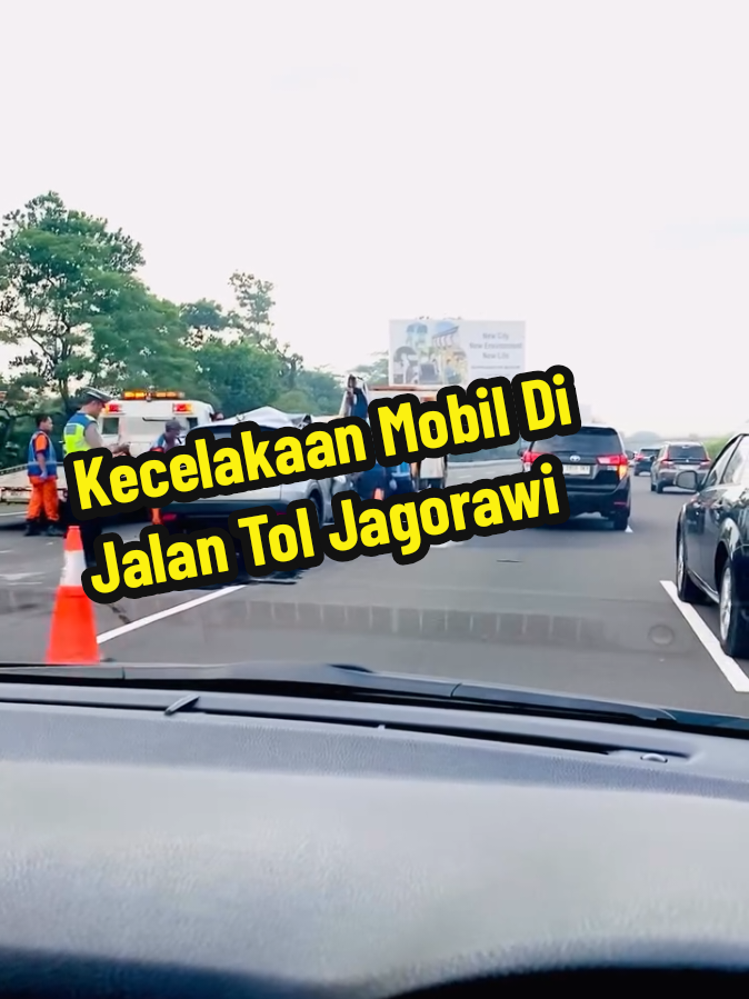 Kamis pagi, 2 Oktober 2025, dilaporkan terjadi kecelakaan mobil di Jalan Tol Jagorawi (Sentul Utara) KM.34 arah Ciawi - Bogor. Mohon berhati-hati dalam berkendara. #toljagorawi  ----- Ikuti akun kami untuk update informasi terkini Jakarta dan sekitarnya ----- 📹 : ig via arvirais