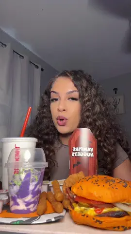 i haven’t had burger king in like a yearrrr omg😭 the whopper is still an OG 🙂‍↕️ i like the vibe of the new items! @Burger King #burgerking #halloween #food #LanguageLearning #fentysuperbrandday 
