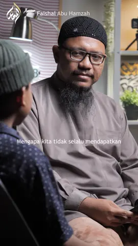 Dari An Nu’man bin Basyir, Nabi shallallahu ‘alaihi wa sallam bersabda, مَنْ لَمْ يَشْكُرِ الْقَلِيلَ لَمْ يَشْكُرِ الْكَثِيرَ “Barang siapa yang tidak mensyukuri yang sedikit, maka ia tidak akan mampu mensyukuri sesuatu yang banyak.” (HR. Ahmad, 4/278)  Bagaimana mungkin seseorang dapat mensyukuri rizki yang banyak, rizki yang sedikit dan tetap terus Allah beri sulit untuk disyukuri? Bagaimana mau disyukuri? Sadar akan nikmat tersebut saja mungkin tidak terbetik dalam hati. —— Rabiul Akhir Series | Bulan di Mana Pahala & Dosa Allah Lipat Ganda ← Menempa Ahli Ilmu & Qur’an ← @mahad.almakna  —— ‎بارك الله فيك #ponpessunnah #lumajang #lumajangmengaji