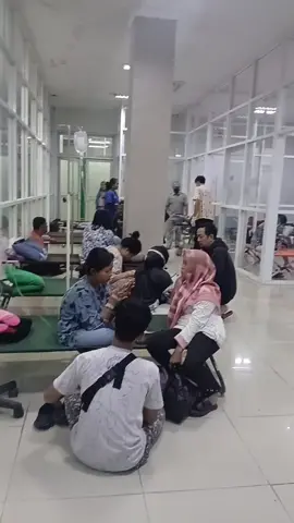 Update Korban Keracunan MBG di Kota Banjar Bertambah Menjadi 70 orang  TIMESINDONESIA, BANJAR- Korban keracunan Makanan Bergizi Gratis (MBG) di Kota Banjar terus bertambah, Rabu (1/10/2025).  Dari data yang berhasil dihimpun Times Indonesia, saat ini korban yang berasal dari pelajar Darul Ulum 2 orang dan sudah pulih sementara dari SMPN 3 berjumlah 68 orang.  Dapur SPPG pelajar Darul Ulum dan SMPN 3 Kota Banjar diketahui berbeda namun terjadi di waktu yang sama. Untuk pelajar SMPN 3, sebanyak 28 orang dirawat di RSUD Kota Banjar, 26 orang di RS Banjar Patroman dan dan RS Mitra Idaman 14 orang.  Felisa, salah satu siswi SMPN 3 Kota Banjar mengaku menyantap makanan MBG sekira pukul 11.30 WIB dengan menu nasi putih, tempe goreng, ayam suwir, selada dan timun serta anggur hijau.  