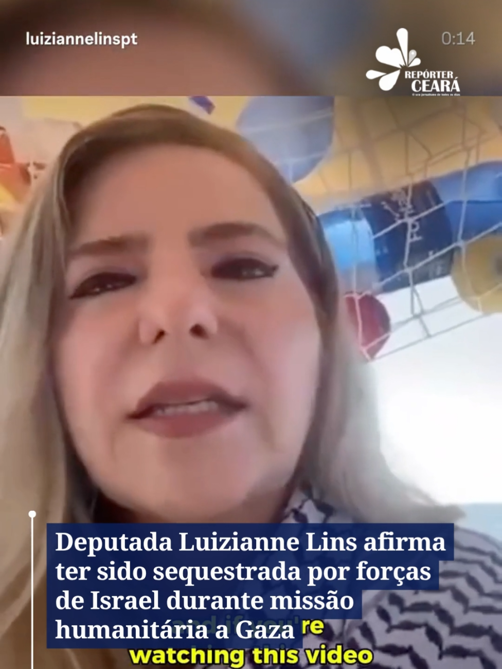 A deputada federal Luizianne Lins (PT-CE) afirmou ter sido interceptada e detida por militares de Israel enquanto participava de uma missão humanitária com destino à Faixa de Gaza. A parlamentar embarcou no barco Grande Blu, no fim de agosto, ao lado de voluntários de cerca de 40 países. Na noite desta quarta-feira, 1º de outubro, ela divulgou um vídeo nas redes sociais relatando a situação. “Meu nome é Luizianne Lins, eu venho do Brasil, se você está assistindo esse vídeo, é porque eu fui sequestrada pelas forças de ocupação israelenses e levada contra a minha vontade. Peço ao meu governo para acabar com qualquer relação econômica com Israel e a me levar para casa”, declarou. Segundo a postagem, além da deputada, outros participantes da missão que levava alimentos e medicamentos para a população palestina também foram levados. A parlamentar classificou a ação como “mais um ato de violação do direito internacional”. A denúncia provocou reações imediatas no Ceará. O governador Elmano de Freitas (PT) informou ter acionado o Governo Federal e disse acompanhar a situação com preocupação. Já o prefeito de Fortaleza, Evandro Leitão (PT), manifestou solidariedade à parlamentar e aos demais voluntários, chamando o episódio de “consternador”. 📹 Reprodução/Instagram #repórterceará #política #israel #gaza #ceará 