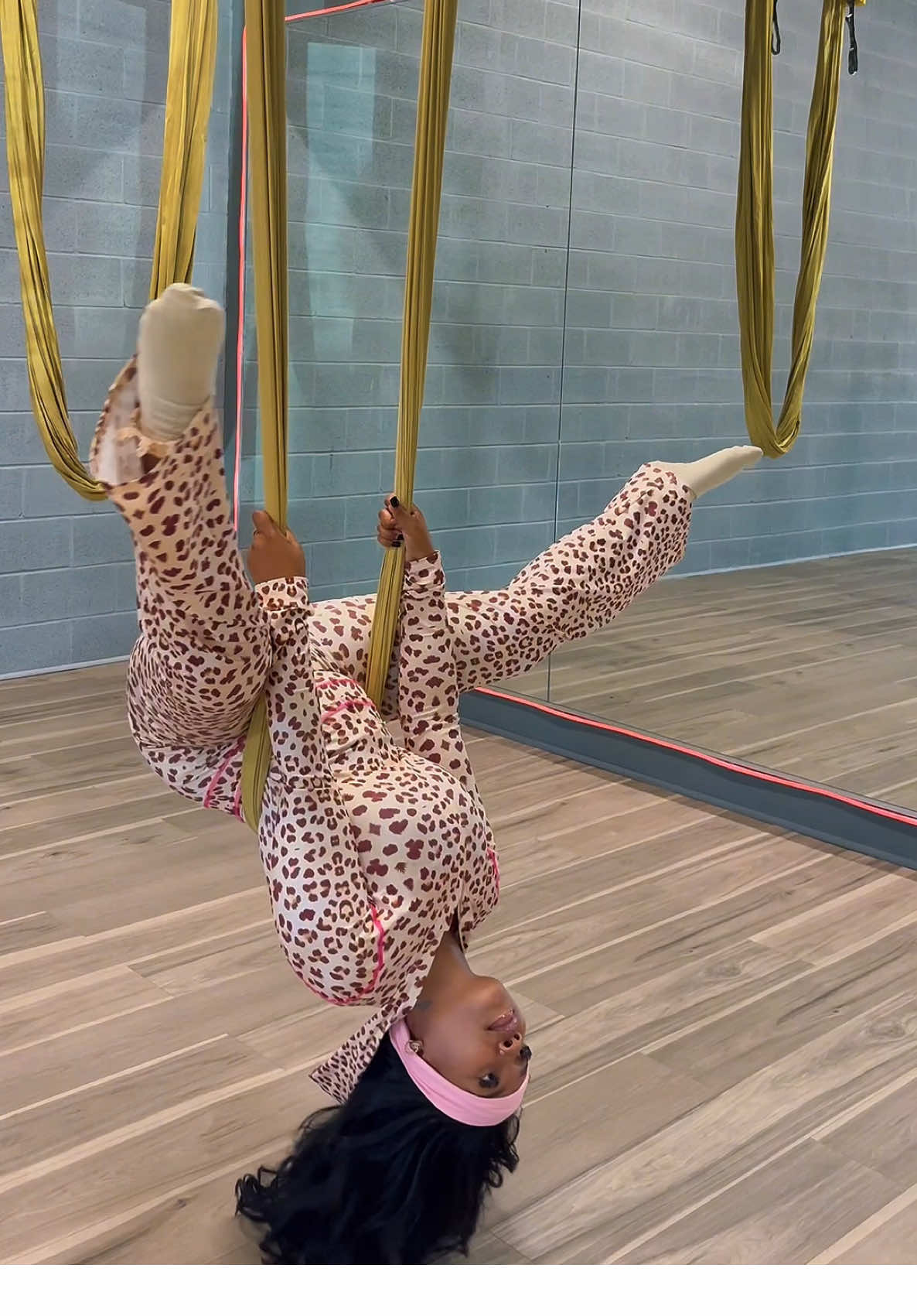 ✨ At 25, I’m learning that being a boss babe means balancing hustle and healing. 🩷 My latest obsession? Aerial yoga it’s fitness, fun, and the cutest form of self-care all in one. 💕 Ever tried hanging upside down and letting your spine literally exhale? Total game changer! Would you be brave enough to try it with me? 🤸🏽‍♀️✨ #AerialYogaVibes #BossBabeBalance #AirYogaFun #WellnessWithStyle #prettyandstrong 