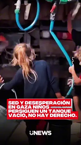 🟠 Con los pies descalzos y la esperanza rota, niños palestinos corren tras un camión cisterna en un campo de refugiados de Gaza. El tanque ya está vacío, pero ellos buscan las últimas gotas para calmar la sed. Una imagen que refleja el drama humanitario que golpea a miles de familias.