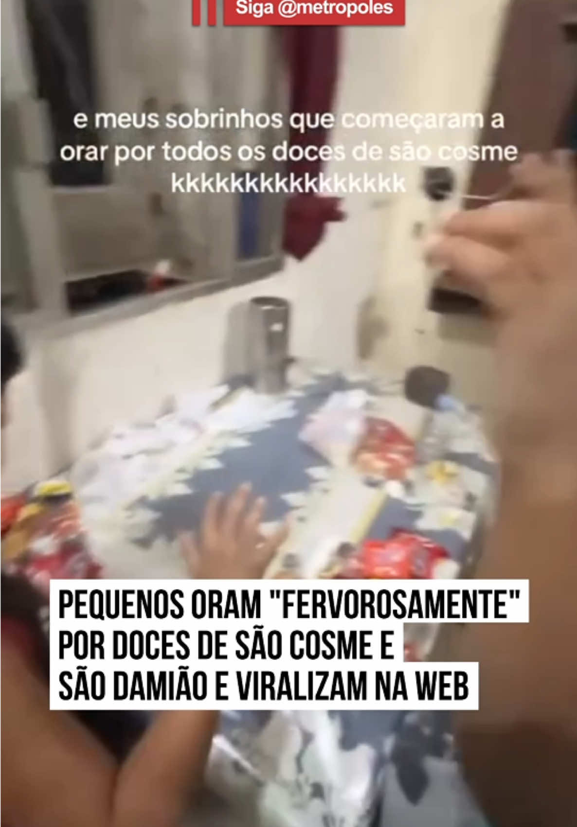 🥳🎈😍 Dia de São Cosme e São Damião é felicidade para os pequenos! Uma cena cômica envolvendo crianças e uma das mais doces tradições brasileiras viralizou nas redes. No registro, meninos aparecem em volta de uma mesa repleta de doces, tipicamente distribuídos na festa de Cosme e Damião, celebrada no dia 27 de setembro. A graça do vídeo está na oração 