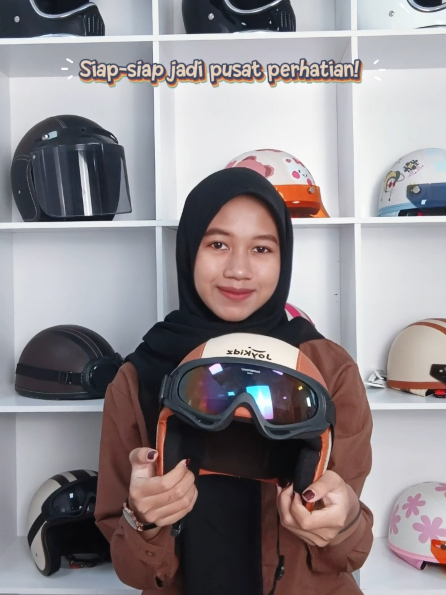Siapa bilang perjalanan ke sekolah nggak bisa tampil aesthetic? Dengan helm Bogo mocca cream, OOTD pagi si kecil dijamin jadi super on point. Warnanya yang lembut dan desainnya yang minimalis adalah kunci untuk penampilan yang simpel namun tetap berkelas. #fyp #viral #helm #HelmKlasik #HelmMotor #SafetyFirst #HelmRetro #fyppppppppppppppppppppppp #cekkeranjangkuning #AksesorisMotor #HelmAnakStylish #GayaAnak #PetualanganAnak #joykidz #joyfulriding #joykidzhelmet #HelmAnak