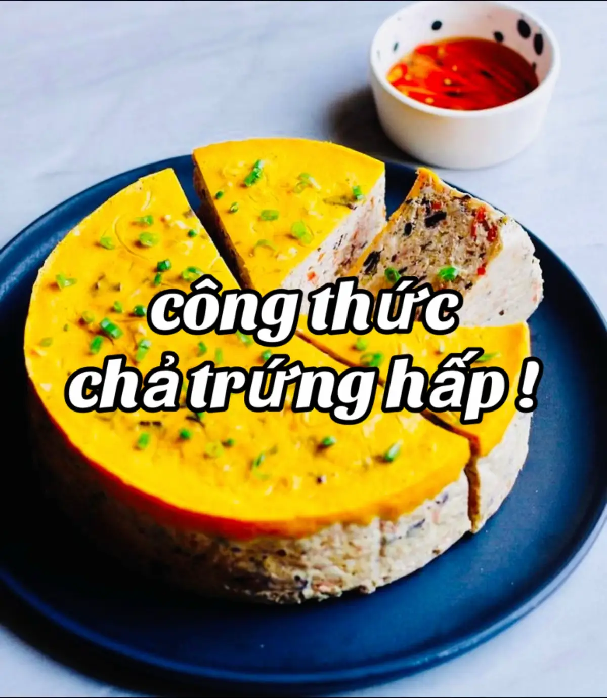 🧄 Nguyên liệu 	1.	300g thịt nạc heo xay 	2.	50g nấm mèo (ngâm mềm, băm nhỏ) 	3.	40g bún tàu (ngâm mềm, cắt khúc 1cm) 	4.	10g hành tím băm 	5.	10g tỏi băm 	6.	10g đầu hành lá băm 	7.	10g ngò rí cắt nhỏ 	8.	2g muối 	9.	4g hạt nêm 	10.	8g đường 	11.	1g tiêu xay 	12.	10g nước mắm 	13.	4 quả trứng gà 	14.	5g dầu điều ⸻ 👩‍🍳 Các bước thực hiện Bước 1: Sơ chế 	•	Ngâm bún tàu và nấm mèo 5 phút cho mềm, vớt ra để ráo. 	•	Nấm mèo cắt bỏ chân, băm nhỏ. Bún tàu cắt khúc khoảng 1cm. 	•	Đầu hành băm nhuyễn, ngò rí cắt nhỏ phần thân. Bước 2: Chế biến Trộn hỗn hợp chả trứng 	•	Cho vào tô: thịt nạc xay, nấm mèo băm, bún tàu, hành tím, tỏi, đầu hành, ngò rí, muối, hạt nêm, đường, tiêu, nước mắm, 2 trứng gà. 	•	Trộn đều hỗn hợp. Hấp chả trứng 	•	Lót khay bằng miếng bao plastic để dễ lấy chả ra. 	•	Cho hỗn hợp vào khay, đặt vào nồi hấp đã sôi nước, hấp 10 phút. 	•	Đánh tan 2 trứng còn lại với dầu điều, đổ đều lên mặt chả sau 10 phút hấp. 	•	Tiếp tục hấp thêm 5 phút cho mặt chả vàng óng, chín đều. ⸻ 🥢 Thành phẩm Chả trứng hấp vàng đẹp, thơm béo, phần nhân mềm ngọt từ thịt, giòn sần sật của nấm mèo và bún tàu. Món ăn ăn kèm cơm trắng hay cơm tấm đều rất ngon miệng. 💡 Mẹo vặt 	•	Lót 1 lớp bao plastic trong khay để dễ dàng lấy chả trứng ra sau khi hấp. Bạn thích ăn chả trứng hấp với cơm trắng hay cơm tấm hơn? #chatrunghap #comtam #monngonmoingay #amthucviet #cagoquaybep 